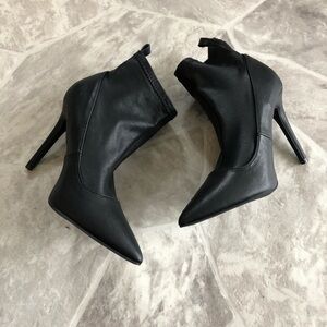 NWOT QUPID black pointed faux vegan leather pointed bootie heels size 5.5 6.5